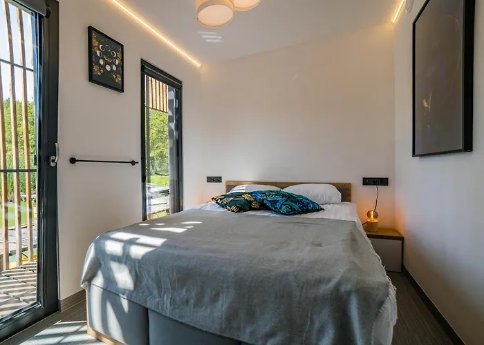 Water Hideout - Floating In Wild Nature 船上ホテル