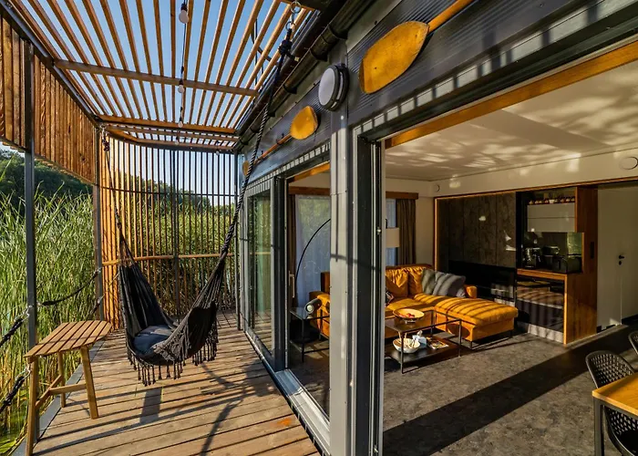 Water Hideout - Floating In Wild Nature 船上ホテル