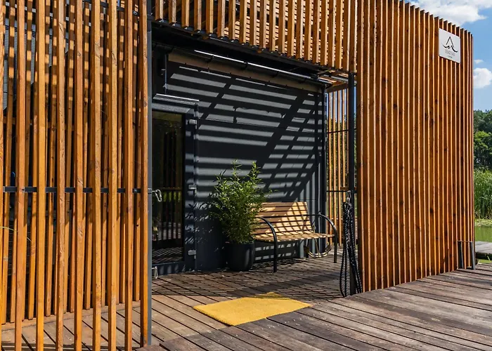 Water Hideout - Floating In Wild Nature 船上ホテル