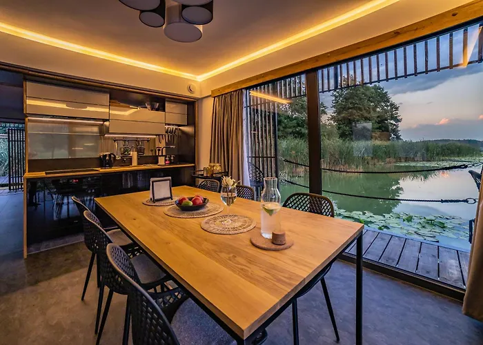 船上ホテル Water Hideout - Floating In Wild Nature