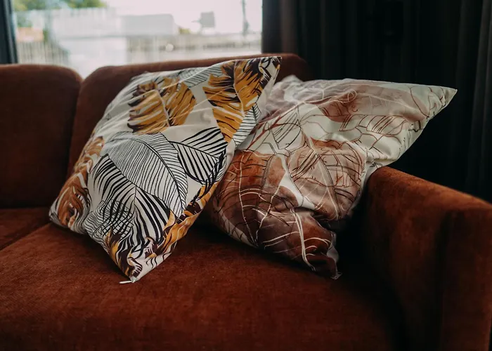 Water Hideout - Floating In Wild Nature 船上ホテル