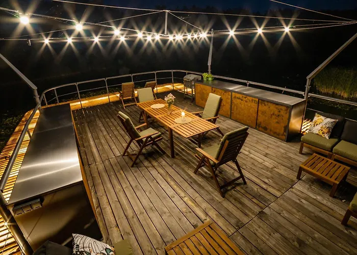 Water Hideout - Floating In Wild Nature 船上ホテル *