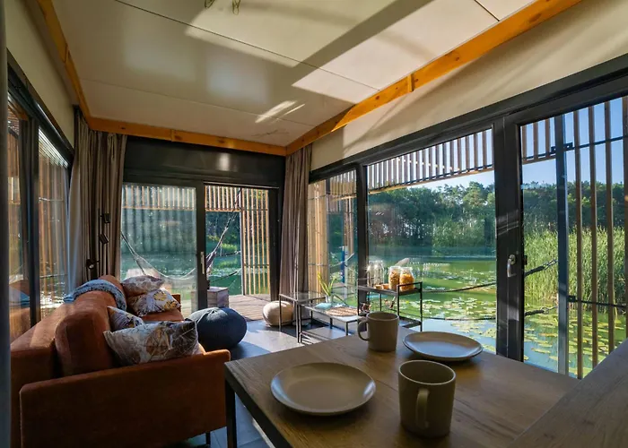 船上ホテル Water Hideout - Floating In Wild Nature